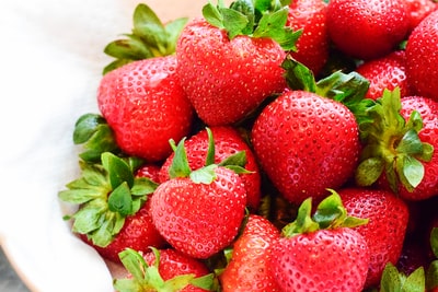 草莓白碗

